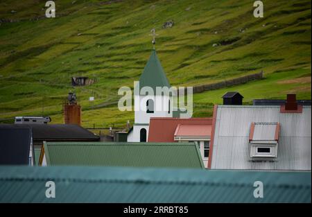 Das kleine Dorf Gjogv und seine Kirche bevölkern das Meer an der nordöstlichen Ecke der Insel Eysturoy auf den Färöern. Stockfoto