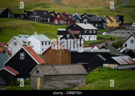 Das kleine Dorf Gjogv überfüllt das Meer an der nordöstlichen Ecke der Insel Eysturoy auf den Färöern. Stockfoto