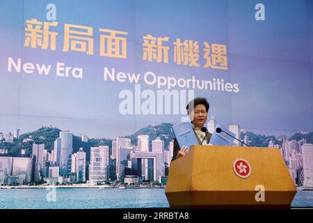 211006 -- HONGKONG, 6. Oktober 2021 -- Chief Executive der Sonderverwaltungsregion Hongkong HKSAR Carrie Lam spricht während einer Pressekonferenz in Hongkong, Südchina, 5. Oktober 2021. Carrie Lam hat am Mittwoch eine Reihe neuer Maßnahmen vorgestellt, um Hongkongs Status als globaler Finanzdrehscheibe zu stärken, einschließlich der Verbesserung der Börsennotierungsregelung und der Erleichterung des grenzüberschreitenden Renminbi-Flusses. Die politische Rede von 2021, die fünfte ihrer Art seit Lam im Jahr 2017 sein Amt angetreten hat, konzentriert sich auf die Stärkung der Wirtschaft Hongkongs, die Bekämpfung eines festgefahrenen Wohnungsmangels und die Erregung von Hon Stockfoto