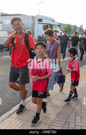 Cardiff City Stadium, Cardiff, Großbritannien. September 2023. Fußballfreunde aus Wales gegen Südkorea; koreanische Fans kommen zum Spiel. Credit: Action Plus Sports/Alamy Live News Stockfoto