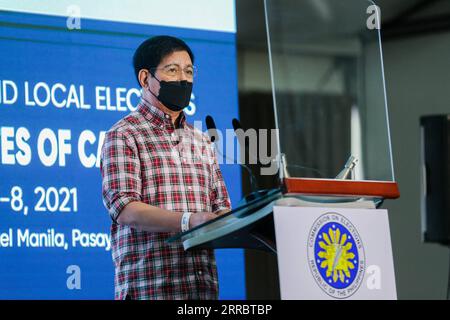 211006 -- PASAY CITY, 6. Oktober 2021 -- Senator Panfilo Lacson spricht mit den Medien, nachdem er 2022 am 6. Oktober 2021 seine Kandidatur für das Präsidentenrennen im Sofitel Harbor Garden Tent in Pasay City auf den Philippinen eingereicht hatte. Das Wahlorgan begann am 1. Oktober mit der Annahme der Kandidatururkunden von Politikern, die bei den Wahlen im Mai 2022 kandidieren wollen. PHILIPPINEN-PASAY STADT-PRÄSIDENTENRENNEN RouellexUmali PUBLICATIONxNOTxINxCHN Stockfoto