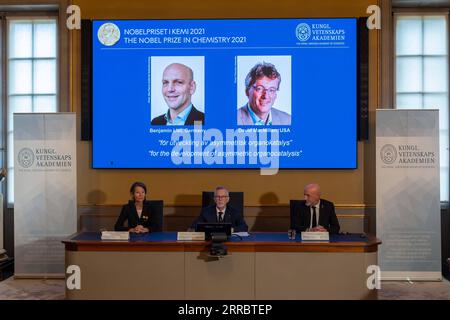 211006 -- STOCKHOLM, 6. Oktober 2021 Xinhua -- Porträts der 2021 Nobelpreisträger in Chemie Benjamin List L und David W.C. MacMillan werden auf einem Bildschirm während der Preisankündigung in Stockholm, Schweden, am 6. Oktober 2021 gesehen. Der Nobelpreis für Chemie 2021 wird an zwei Wissenschaftler verliehen, die am Mittwoch von der Königlich Schwedischen Akademie der Wissenschaften bekannt gegeben wurden. Das schwedische Institut hat beschlossen, in diesem Jahr den Nobelpreis für Chemie an den deutschen Wissenschaftler Benjamin List und den in Schottland geborenen Wissenschaftler David W.C. MacMillan von der Princeton University für die Entwicklung der asymmetrischen Organokatalyse zu verleihen. Xinhua S Stockfoto