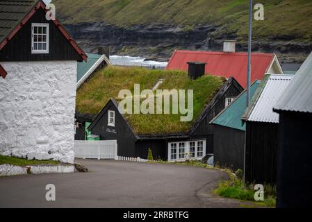 Das kleine Dorf Gjogv überfüllt das Meer an der nordöstlichen Ecke der Insel Eysturoy auf den Färöern. Stockfoto