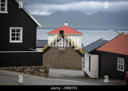 Das kleine Dorf Gjogv überfüllt das Meer an der nordöstlichen Ecke der Insel Eysturoy auf den Färöern. Stockfoto