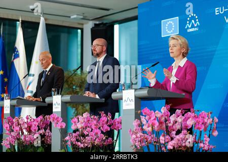 211006 -- KRANJ SLOWENIEN, 6. Oktober 2021 -- der Präsident des Europäischen Rates Charles Michel C, die Präsidentin der Europäischen Kommission Ursula von der Leyen R und der slowenische Premierminister Janez Jansa nehmen an einer Pressekonferenz nach dem EU-Westbalkan-Gipfel in Kranj, Slowenien, am 6. Oktober 2021 Teil. Die Europäische Union setzt sich für die Integration der westlichen Balkanstaaten ein, sagte Kommissionspräsidentin Ursula von der Leyen am Mittwoch zum Abschluss des Gipfeltreffens EU-westliche Balkanstaaten. /Handout über Xinhua SLOWENIEN-KRANJ-EU-WESTBALKANGIPFEL RegierungxMitteilungxOfficexofxSlowenien VERÖFFENTLICHUNG Stockfoto