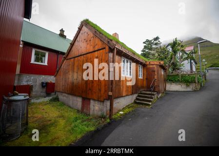 Ein schönes Holzhaus im Dorf Funningur auf der Insel Eysturoy auf den Färöern. Stockfoto