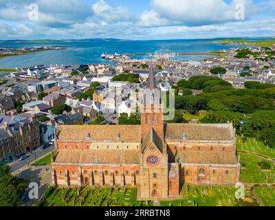 Luftaufnahme der St. Magnus Cathedral in Kirkwall, Festland, Orkney Islands, Schottland, Großbritannien. Stockfoto