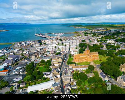 Luftaufnahme der St. Magnus Cathedral in Kirkwall, Festland, Orkney Islands, Schottland, Großbritannien. Stockfoto