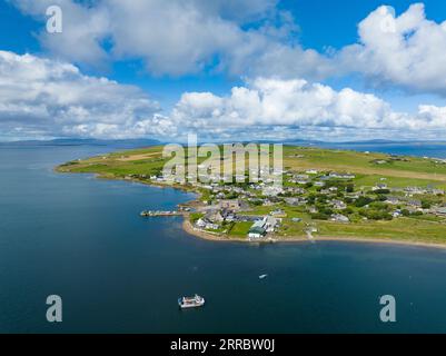 Luftaufnahme des Dorfes Burray an der Küste von Scapa Flow auf Burray Island, Orkney Islands, Schottland, Vereinigtes Königreich. Stockfoto