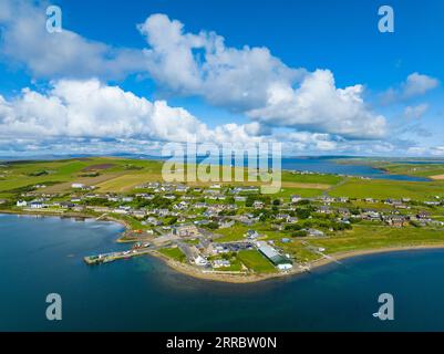 Luftaufnahme des Dorfes Burray an der Küste von Scapa Flow auf Burray Island, Orkney Islands, Schottland, Vereinigtes Königreich. Stockfoto