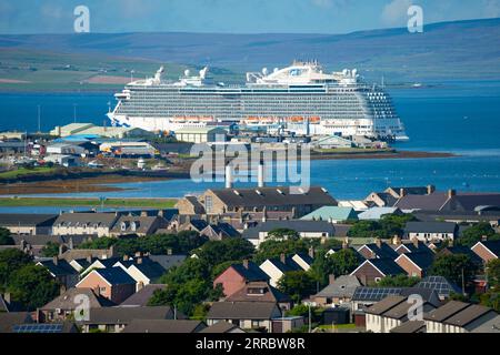 Besuchen Sie Kreuzfahrtschiffe im Kirkwall Hafen in Orkney. Die Einheimischen haben Bedenken geäußert, dass Kreuzfahrtschiffe zu viele Touristen auf die Inseln bringen Stockfoto