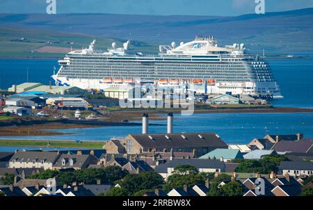 Besuchen Sie Kreuzfahrtschiffe im Kirkwall Hafen in Orkney. Die Einheimischen haben Bedenken geäußert, dass Kreuzfahrtschiffe zu viele Touristen auf die Inseln bringen Stockfoto