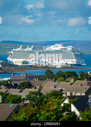 Besuchen Sie Kreuzfahrtschiffe im Kirkwall Hafen in Orkney. Die Einheimischen haben Bedenken geäußert, dass Kreuzfahrtschiffe zu viele Touristen auf die Inseln bringen Stockfoto