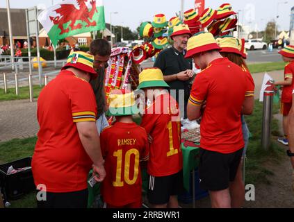 Cardiff, Großbritannien. September 2023. Walisische Fans, die während des internationalen Freundschaftsspiels im Cardiff City Stadium in Cardiff Merchandise kaufen. Auf dem Bild sollte stehen: Darren Staples/Sportimage Credit: Sportimage Ltd/Alamy Live News Stockfoto