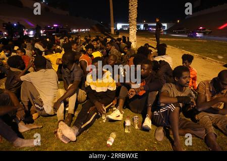 211008 -- TRIPOLI, 8. Oktober 2021 -- die von den libyschen Behörden festgenommenen Asylbewerber warten darauf, am 8. Oktober 2021 in das Immigrantenunterkunftszentrum in der Region Gargaresh in Tripoli, Libyen, gebracht zu werden. Der hohe Flüchtlingskommissar der Vereinten Nationen UNHCR forderte am Freitag die Beendigung der Festnahmen von Asylbewerbern in Libyen und forderte die Wiederaufnahme humanitärer Evakuierungsflüge, um Asylbewerber und Flüchtlinge aus dem Land zu bringen. Foto von /Xinhua LIBYEN-TRIPOLI-VERHAFTETE ASYLBEWERBER HamzaxTurkia PUBLICATIONxNOTxINxCHN Stockfoto