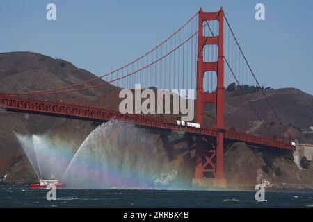211009 -- SAN FRANCISCO, 9. Oktober 2021 -- Ein Löschboot spritzt Wasserstrahlen als Geste der Begrüßung von Schiffen, die an der Parade of Ships während der jährlichen Flottenwoche in San Francisco, den Vereinigten Staaten, am 8. Oktober 2021 teilnehmen. Foto von /Xinhua U.S.-SAN FRANCISCO-FLEET WOCHENPERFORMANCE LiuxYilin PUBLICATIONxNOTxINxCHN Stockfoto