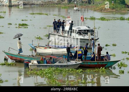 211009 -- DHAKA, 9. Oktober 2021 -- Rettungskräfte rufen Leichen von Opfern nach einem Bootsunfall in Savar am Stadtrand von Dhaka, Bangladesch, 9. Oktober 2021. Mindestens fünf Leichen wurden geborgen, nachdem am Samstag ein Boot im Turag in Savar, am Rande der Hauptstadt von Bangladesch, Dhaka, gekentert war. Nach Angaben des Beamten kenterte das Boot mit etwa 18 Personen nach einer Kollision mit einem Sandschiff im Fluss in den frühen Stunden des Samstags. BANGLADESCH-DHAKA-KENTERBOOT Salim PUBLICATIONxNOTxINxCHN Stockfoto