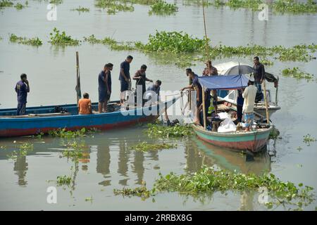 211009 -- DHAKA, 9. Oktober 2021 -- Rettungskräfte rufen Leichen von Opfern nach einem Bootsunfall in Savar am Stadtrand von Dhaka, Bangladesch, 9. Oktober 2021. Mindestens fünf Leichen wurden geborgen, nachdem am Samstag ein Boot im Turag in Savar, am Rande der Hauptstadt von Bangladesch, Dhaka, gekentert war. Nach Angaben des Beamten kenterte das Boot mit etwa 18 Personen nach einer Kollision mit einem Sandschiff im Fluss in den frühen Stunden des Samstags. BANGLADESCH-DHAKA-KENTERBOOT Salim PUBLICATIONxNOTxINxCHN Stockfoto