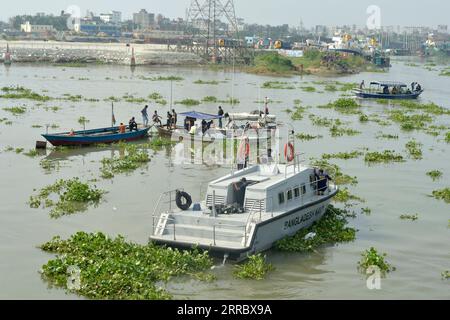 211009 -- DHAKA, 9. Oktober 2021 -- Rettungskräfte rufen Leichen von Opfern nach einem Bootsunfall in Savar am Stadtrand von Dhaka, Bangladesch, 9. Oktober 2021. Mindestens fünf Leichen wurden geborgen, nachdem am Samstag ein Boot im Turag in Savar, am Rande der Hauptstadt von Bangladesch, Dhaka, gekentert war. Nach Angaben des Beamten kenterte das Boot mit etwa 18 Personen nach einer Kollision mit einem Sandschiff im Fluss in den frühen Stunden des Samstags. BANGLADESCH-DHAKA-KENTERBOOT Salim PUBLICATIONxNOTxINxCHN Stockfoto