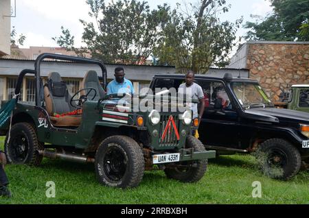 211010 -- KAMPALA, 10. Oktober 2021 -- Besucher sehen einen Jeep auf der Independence Day Oldtimer Show in Kampala, Uganda, 9. Oktober 2021. Über 70 Fahrzeuge wurden am Samstag während der Veranstaltung gezeigt. Foto von /Xinhua UGANDA-KAMPALA-CAR SHOW NicholasxKajoba PUBLICATIONxNOTxINxCHN Stockfoto