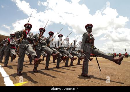 211010 -- KAMPALA, 10. Oktober 2021 -- die Gefängnisbeamten Ugandas nehmen an einer Parade während des 59. Unabhängigkeitstages im Kololo Independence Grounds in Kampala, Hauptstadt Ugandas, 9. Oktober 2021, Teil. Foto von /Xinhua UGANDA-KAMPALA-UNABHÄNGIGKEITSTAG FEIERN HajarahxNalwadda PUBLICATIONxNOTxINxCHN Stockfoto