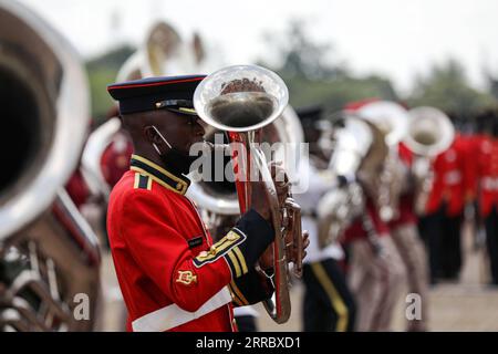 211010 -- KAMPALA, 10. Oktober 2021 -- Uganda People s Defense Force Band nimmt an einer Parade während des 59. Unabhängigkeitstages im Kololo Independence Grounds in Kampala, Hauptstadt von Uganda, 9. Oktober 2021 Teil. Foto von /Xinhua UGANDA-KAMPALA-UNABHÄNGIGKEITSTAG FEIERN HajarahxNalwadda PUBLICATIONxNOTxINxCHN Stockfoto