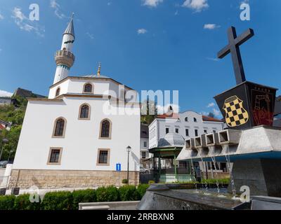 Moschee der ESMA Sultana und Denkmal für kroatische Verteidiger in Jajce Bosnien und Herzegowina, 6. September 2023 Stockfoto