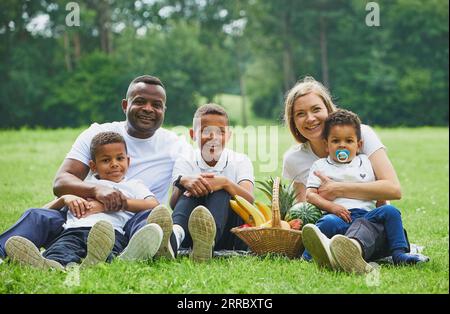 Tilst, Dänemark, 12. August: Interrassische Familie auf Picknick Stockfoto