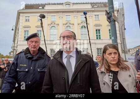 211010 -- WIEN, 10. Oktober 2021 -- der österreichische Außenminister Alexander Schallenberg C ist in Wien, Österreich, 10. Oktober 2021 abgebildet. Bundeskanzler Sebastian kurz kündigte am Samstagabend seinen Rücktritt an und schlug Außenminister Alexander Schallenberg als Nachfolger vor. Foto von /Xinhua AUSTRIA-VIENNA-POLITICS-SCHALLENBERG GeorgesxSchneider PUBLICATIONxNOTxINxCHN Stockfoto