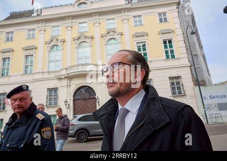 211010 -- WIEN, 10. Oktober 2021 -- der österreichische Außenminister Alexander Schallenberg R ist in Wien, Österreich, 10. Oktober 2021 abgebildet. Bundeskanzler Sebastian kurz kündigte am Samstagabend seinen Rücktritt an und schlug Außenminister Alexander Schallenberg als Nachfolger vor. Foto von /Xinhua AUSTRIA-VIENNA-POLITICS-SCHALLENBERG GeorgesxSchneider PUBLICATIONxNOTxINxCHN Stockfoto