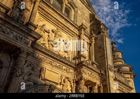 Fassade der Sacra Capilla del Salvador, einer Kirche in Úbeda, Jaén, Spanien. Der platereske Renaissance-Stil ist ein nationales Denkmal Stockfoto