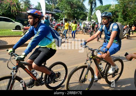 211010 -- KAMPALA, 10. Oktober 2021 -- Rider nehmen an einem Fahrradfahren-Event zum World Mental Health Day in Kampala, Uganda, 10. Oktober 2021 Teil. Als die Welt am Sonntag an den World Mental Health Day erinnerte, ritten rund 100 Fahrer in Uganda über 20 km, um das Bewusstsein für psychische Gesundheit zu schärfen. Foto von /Xinhua UGANDA-KAMPALA-WELT PSYCHISCHE GESUNDHEIT TAG NicholasxKajoba PUBLICATIONxNOTxINxCHN Stockfoto