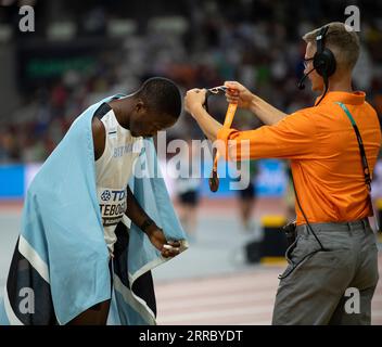 Letsile Tebogo aus Botswana feiert mit seiner Bronzemedaille, nachdem er am 7. Tag der Leichtathletik-Weltmeisterschaften in Buda im 200-Meter-Finale der Männer antrat Stockfoto