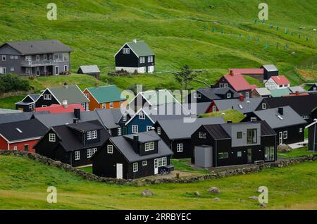 Das kleine Dorf Gjogv überfüllt das Meer an der nordöstlichen Ecke der Insel Eysturoy auf den Färöern. Stockfoto