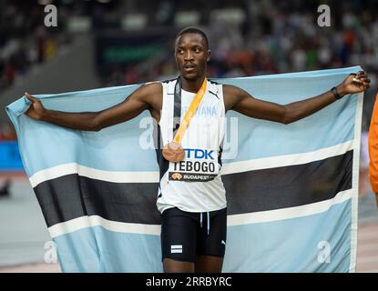 Letsile Tebogo aus Botswana feiert mit seiner Bronzemedaille, nachdem er am 7. Tag der Leichtathletik-Weltmeisterschaften in Buda im 200-Meter-Finale der Männer antrat Stockfoto