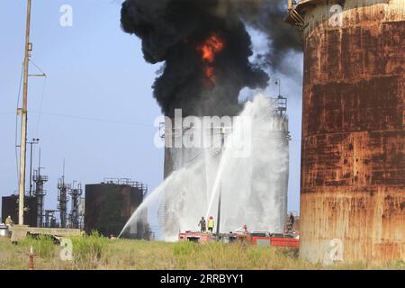 Bilder des Jahres 2021, News 10 Oktober News Themen der Woche KW41 News Bilder des Tages 211011 -- BEIRUT, 11. Oktober 2021 -- Feuerwehrleute arbeiten am 11. Oktober 2021, um einen Brand in der al-Zahrani-Ölfabrik im Südlibanon zu löschen. Am Montag brach ein riesiger Brand an einem Kraftstofftank einer Ölfabrik im Südlibanon aus, der den Verlust von etwa 250.000 Litern Brennstoff verursachte, berichtete die nationale Nachrichtenagentur NNA. Der libanesische Energieminister Walid Fayyad gab bekannt, dass der Brand in der al-Zahrani-Ölanlage durch einen technischen Fehler beim Transport von Brennstoff verursacht wurde. Foto: /Xinhua LEBANON-O Stockfoto