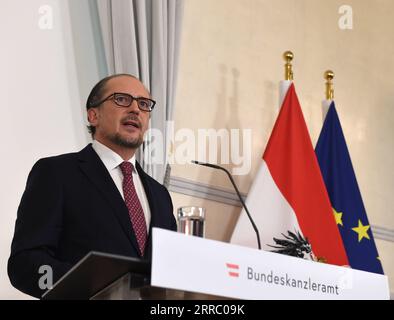 211011 -- WIEN, 11. Oktober 2021 -- Österreichs Kanzler Alexander Schallenberg hält eine Rede auf einer Pressekonferenz in Wien, Österreich, 11. Oktober 2021. Österreichs Präsident Alexander Van der Bellen hat am Montag Alexander Schallenberg als neuen Kanzler des Landes geschworen. Schallenberg, 52, ist seit 2019 österreichischer Außenminister. ÖSTERREICH-WIEN-NEUER KANZLER-SCHWÖRE-IN GUOXCHEN PUBLICATIONXNOTXINXCHN Stockfoto
