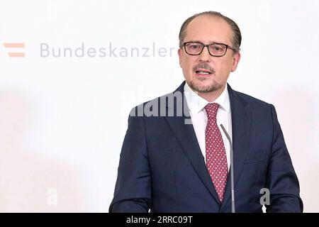 211011 -- WIEN, 11. Oktober 2021 -- Österreichs Kanzler Alexander Schallenberg hält eine Rede auf einer Pressekonferenz in Wien, Österreich, 11. Oktober 2021. Österreichs Präsident Alexander Van der Bellen hat am Montag Alexander Schallenberg als neuen Kanzler des Landes geschworen. Schallenberg, 52, ist seit 2019 österreichischer Außenminister. Foto von /Xinhua AUSTRIA-VIENNA-NEW CHANCELLOR-SWEAR-IN GeorgesxSchneider PUBLICATIONxNOTxINxCHN Stockfoto