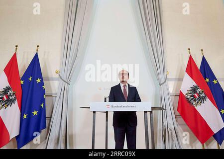 211011 -- WIEN, 11. Oktober 2021 -- Österreichs Kanzler Alexander Schallenberg hält eine Rede auf einer Pressekonferenz in Wien, Österreich, 11. Oktober 2021. Österreichs Präsident Alexander Van der Bellen hat am Montag Alexander Schallenberg als neuen Kanzler des Landes geschworen. Schallenberg, 52, ist seit 2019 österreichischer Außenminister. Foto von /Xinhua AUSTRIA-VIENNA-NEW CHANCELLOR-SWEAR-IN GeorgesxSchneider PUBLICATIONxNOTxINxCHN Stockfoto