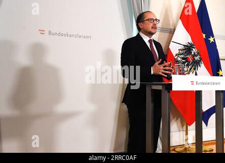 211011 -- WIEN, 11. Oktober 2021 -- Österreichs Kanzler Alexander Schallenberg hält eine Rede auf einer Pressekonferenz in Wien, Österreich, 11. Oktober 2021. Österreichs Präsident Alexander Van der Bellen hat am Montag Alexander Schallenberg als neuen Kanzler des Landes geschworen. Schallenberg, 52, ist seit 2019 österreichischer Außenminister. ÖSTERREICH-WIEN-NEUER KANZLER-SCHWÖRE-IN GUOXCHEN PUBLICATIONXNOTXINXCHN Stockfoto