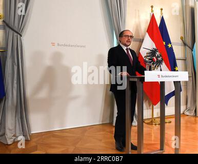 211011 -- WIEN, 11. Oktober 2021 -- Österreichs Kanzler Alexander Schallenberg hält eine Rede auf einer Pressekonferenz in Wien, Österreich, 11. Oktober 2021. Österreichs Präsident Alexander Van der Bellen hat am Montag Alexander Schallenberg als neuen Kanzler des Landes geschworen. Schallenberg, 52, ist seit 2019 österreichischer Außenminister. ÖSTERREICH-WIEN-NEUER KANZLER-SCHWÖRE-IN GUOXCHEN PUBLICATIONXNOTXINXCHN Stockfoto