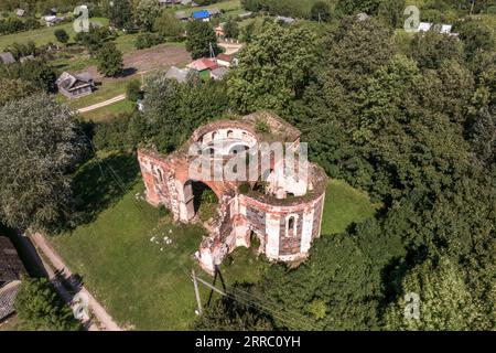 Blick aus der Luft auf verlassenen Tempel oder katholische Kirche ohne Dach auf dem Land Stockfoto