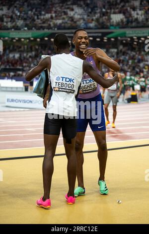Zharnel Hughes von GB & NI und Letsile Tebogo von Botswana feiern, nachdem sie am 7. Tag der Leichtathletik-Weltmeisterschaft im 200-Meter-Finale der Männer antraten Stockfoto