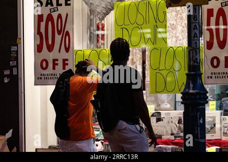 London, Großbritannien. Aug. 2023. Die Leute schauen sich einen Schaufensterladen an, auf dem in London die Aufschrift „Closing Down“ steht. (Credit Image: © May James/SOPA Images via ZUMA Press Wire) NUR REDAKTIONELLE VERWENDUNG! Nicht für kommerzielle ZWECKE! Stockfoto