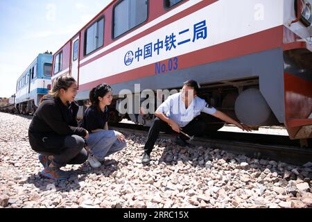 211012 -- KUNMING/VIENTIANE, 12. Oktober 2021 -- Sida Phengphongsawanh C, eine laotische Trainee für den Zugführer, lernt mit ihrem chinesischen Ausbilder Wei Songtao R einen Zug in der China Railway No. 2 Engineering Group CREC-2 Geländerbasis für die China-Laos-Bahn am nördlichen Stadtrand der laotischen Hauptstadt Vientiane am 12. September 2021 zu überprüfen. Foto von /Xinhua Xinhua Schlagzeilen: Eisenbahn verbindet China und Laos, schnitzen neue int l Passage KaikeoxSaiyasane PUBLICATIONxNOTxINxCHN Stockfoto