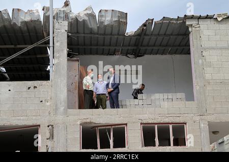 211013 -- GAZA CITY, 13. Oktober 2021 -- Philippe Lazzarini R, Generalkommissar des Hilfswerks der Vereinten Nationen für Palästinaflüchtlinge im Nahen Osten UNRWA, besucht das Haus der Familie Salmiya, das durch israelische Luftangriffe während der jüngsten Welle der Spannungen im Mai beschädigt wurde. im Al-Shati Flüchtlingscamp in Gaza City, am 12. Oktober 2021. Lazzarini erzählte einer Pressekonferenz, bevor die Agentur begann, ein zerstörtes Haus in einem Flüchtlingslager im westlichen Gaza-Stadt zu rekonstruieren, als Beginn des Wiederaufbauprozesses von Flüchtlingshäusern. Foto von /Xinhua MIDEAST-GAZA CITY-UNRWA-PALÄSTINENSISCHE FLÜCHTLINGSHEIME-REBU Stockfoto