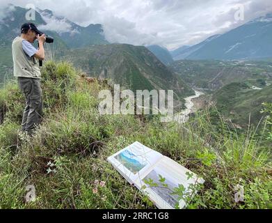 211013 -- CHENGDU, 13. Oktober 2021 -- das im Juni 2020 aufgenommene Aktenfoto zeigt Yin Kaipu, wie er während einer wissenschaftlichen Forschung im Maoxian County, der südwestlichen chinesischen Provinz Sichuan, Fotos macht. Yin, ein 78-jähriger, renommierter Ökologe in China, widmet sich seit mehr als sechs Jahrzehnten dem Schutz der biologischen Vielfalt. Nach seinem Schulabschluss im Jahr 1960 arbeitete Yin am Chengdu Institute of Biology der Chinesischen Akademie der Wissenschaften CAS und beschäftigte sich hauptsächlich mit der Erforschung und Erhaltung biologischer Ressourcen. 1978 schlug Yin vor, die Naturschutzgebiete Jiuzhaigou und Yading zu errichten, um die zu verhindern Stockfoto