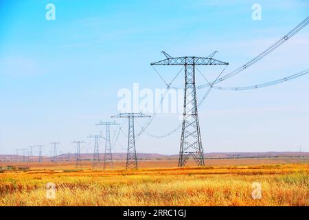 211013 -- YINCHUAN, 13. Oktober 2021 -- Foto aufgenommen am 19. Oktober 2020 zeigt Anlagen des Lingzhou-Shaoxing 800kV Hochspannungs-Gleichstrom-HVDC-Übertragungsprojekts in der nordwestchinesischen Autonomen Region Ningxia Hui. Xinhua Schlagzeilen: Schnellstraßen treiben die CO2-Emissionsreduzierung in China voran JinxHe PUBLICATIONxNOTxINxCHN Stockfoto