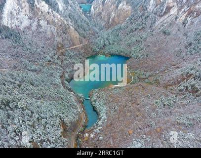 211013 -- CHENGDU, 13. Oktober 2021 -- Luftaufnahme aufgenommen am 6. November 2018 zeigt die atemberaubende Aussicht auf Jiuzhaigou in der südwestlichen chinesischen Provinz Sichuan. Yin, ein 78-jähriger, renommierter Ökologe in China, widmet sich seit mehr als sechs Jahrzehnten dem Schutz der biologischen Vielfalt. Nach seinem Schulabschluss im Jahr 1960 arbeitete Yin am Chengdu Institute of Biology der Chinesischen Akademie der Wissenschaften CAS und beschäftigte sich hauptsächlich mit der Erforschung und Erhaltung biologischer Ressourcen. 1978 schlug Yin vor, die Naturschutzgebiete Jiuzhaigou und Yading einzurichten, um deren Zerstörung zu verhindern Stockfoto