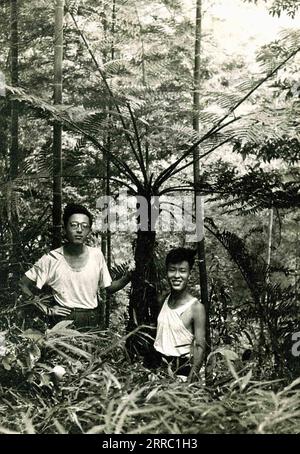 211013 -- CHENGDU, 13. Oktober 2021 -- ein 1963 aufgenommenes Aktenfoto zeigt Yin Kaipu R, der mit seinem Kollegen während einer Vegetationsuntersuchung im Xuyong County in der südwestlichen chinesischen Provinz Sichuan arbeitet. Yin, ein 78-jähriger, renommierter Ökologe in China, widmet sich seit mehr als sechs Jahrzehnten dem Schutz der biologischen Vielfalt. Nach seinem Schulabschluss im Jahr 1960 arbeitete Yin am Chengdu Institute of Biology der Chinesischen Akademie der Wissenschaften CAS und beschäftigte sich hauptsächlich mit der Erforschung und Erhaltung biologischer Ressourcen. 1978 schlug Yin vor, die Naturschutzgebiete Jiuzhaigou und Yading zu gründen Stockfoto